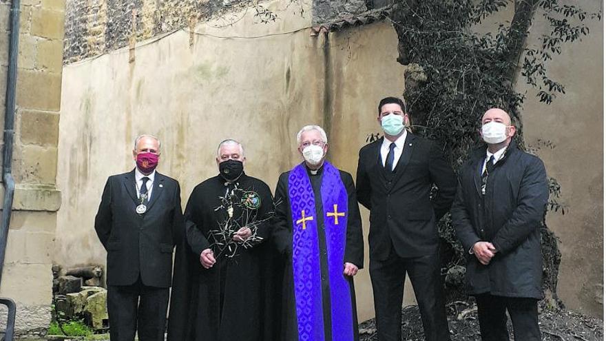 De izquierda a derecha, Manuel Carrera, Andrés Llavona, Benito Gallego, Iván Rodríguez y César Colunga, ayer, en la Catedral. | LNE