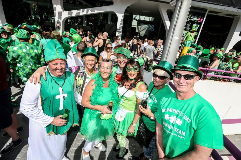 Cientos de turistas y vecinos celebran la fiesta nacional irlandesa y tiñen las calles de verde