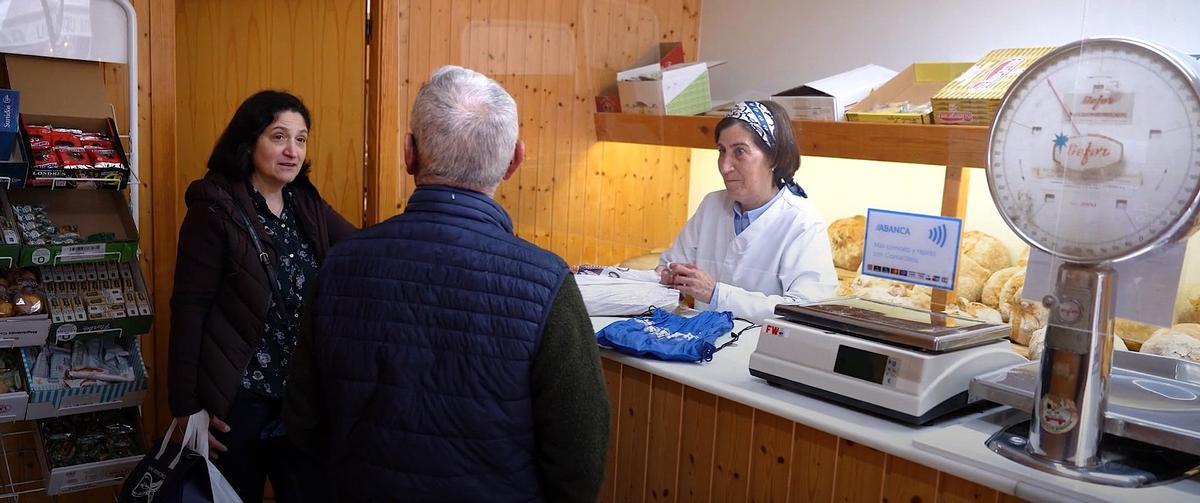 María José Otero, atendiendo a dos clientes en la Panadería Liste.