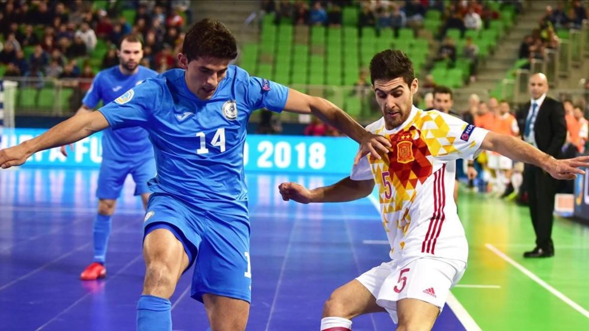 Douglas Jr., con Kazajistán junto al azulgrana Adolfo en el pasado Europeo