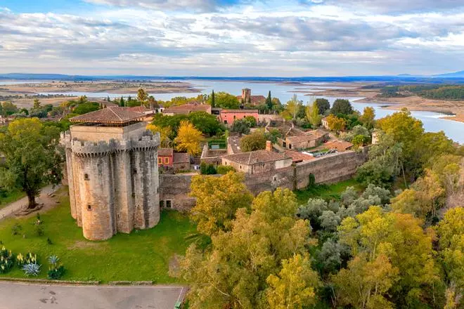 El castillo más romántico del mundo está en una isla fluvial de Extremadura