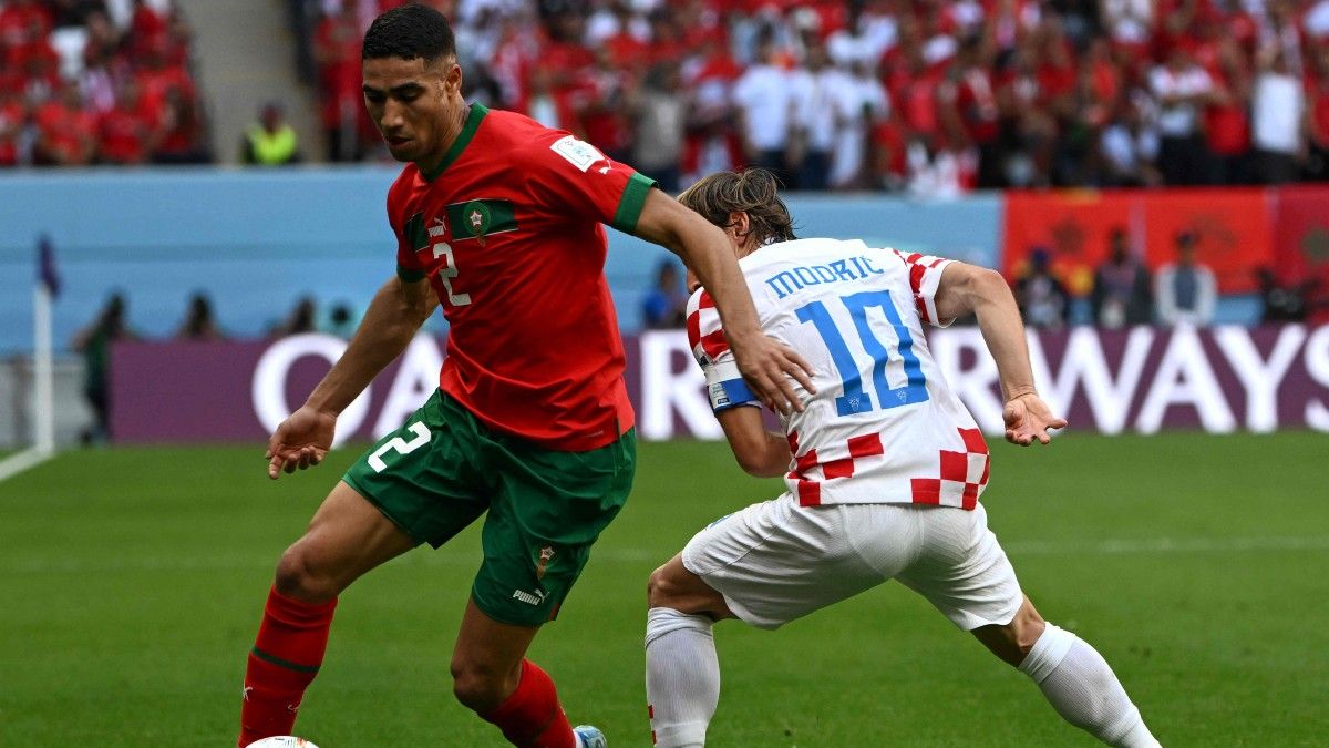 Achraf Hakimi supera a Luka Modric en el partido de la fase de grupos del Mundial de Qatar 2022 que enfrentó a Marruecos y Croacia