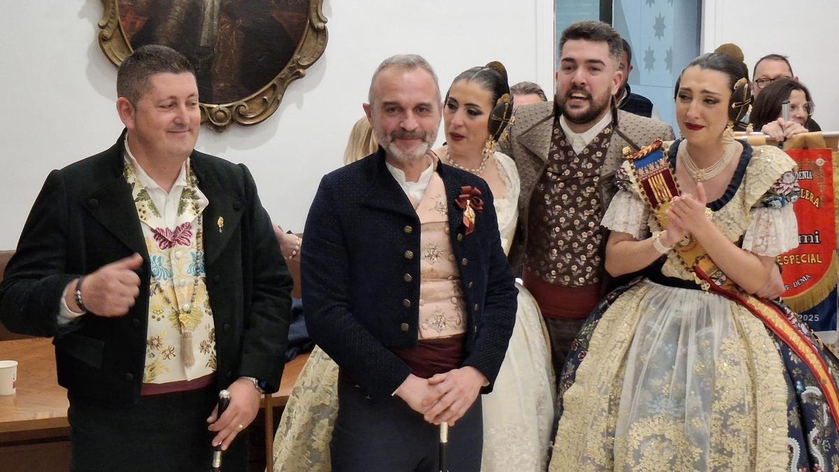 Los cuatro presidentes de Baix la Mar y la fallera mayor, emocionados por el premio de especial