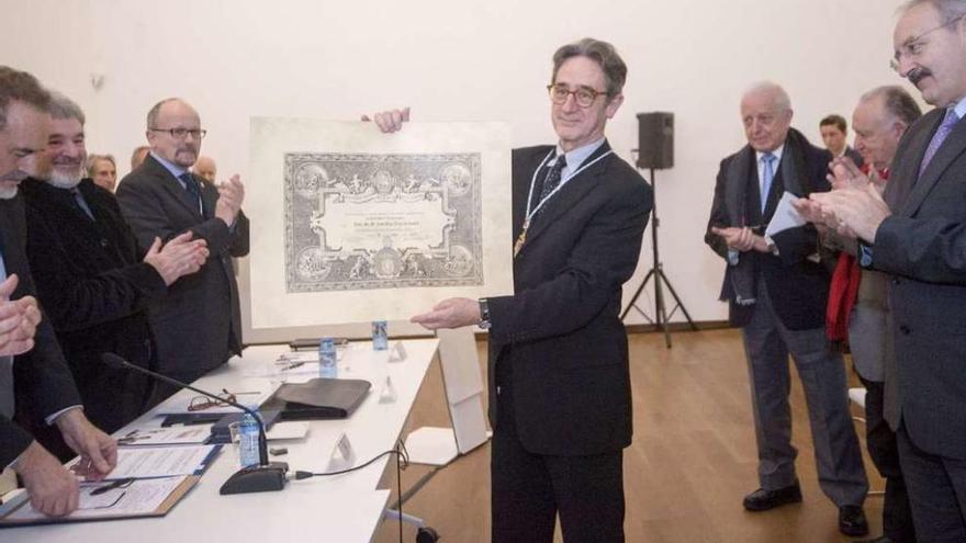 Xosé Díaz, ayer, durante el acto de ingreso en la Academia en A Coruña.