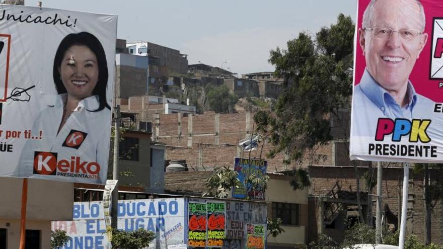 Posters electorales de Keiko Fujimori y Peruanos por el cambio.