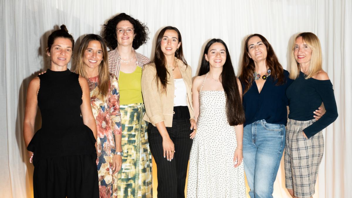 De izquierda a derecha: Francesca Tur, fundadora de Tendencias.tv, Beatriz de Vicente, CEO de Juno House, Andrea Carandini, directora de arte, ilustradora de moda y analista de tendencias, Iulene Servent, subdirectora del diario SPORT, Alba Badia, ingeniera industrial, divulgadora científica y ingeniera de ventas en Pangea Propulsion , Maite Carrillo, directora creativa de Ametller Origen, Sílvia Alsina, presidenta y CEO de Roman