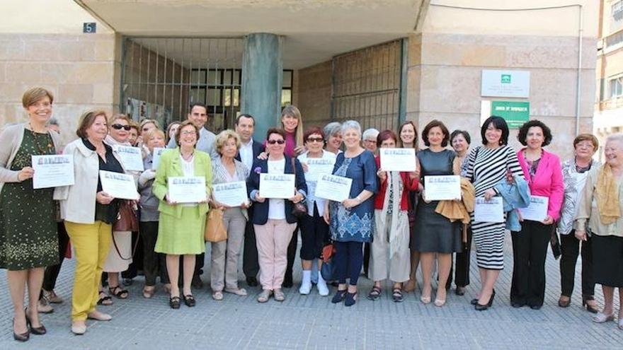 Las premiadas, ayer, junto a autoridades de la Junta.