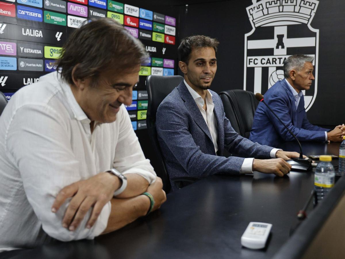 Alejandro Arribas, en el centro, junto a Javier Hernández y a Víctor Alonso. | IVÁN URQUIZAR
