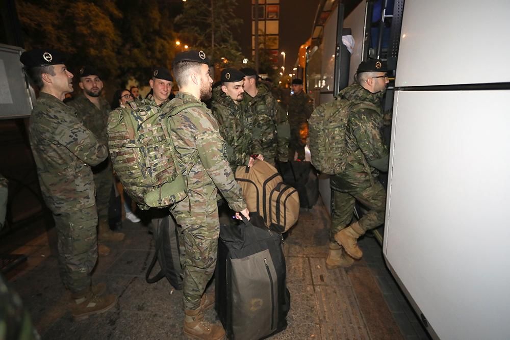 Un centenar de militares de Cerro Muriano parten a Letonia arropados por sus familias