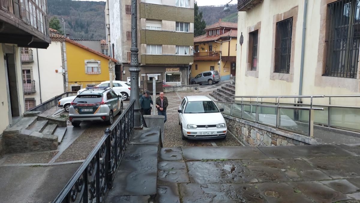 EN IMÁGENES: la entrada en el juzgado del vecino de Allande detenido por apuñalar a su excuñado