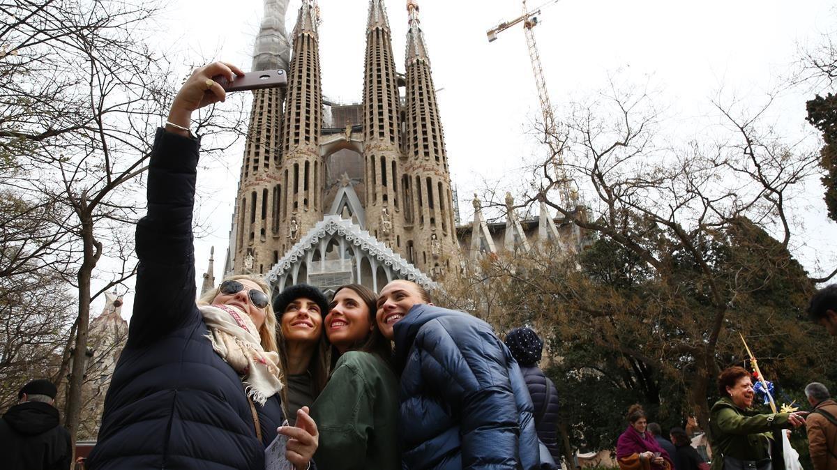 Una familia se fotografía al pie de la Sagrada Família. Una familia se fotografía al pie de la Sagrada Família.
