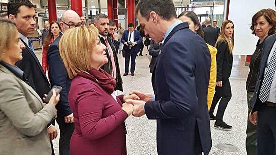 La presidenta de la Junta pro Semana Santa, Isabel García, junto a Pedro Sánchez, ayer en Madrid.