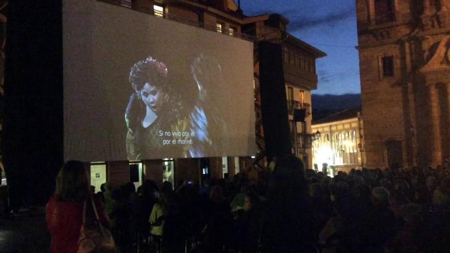 "Il Trovatore" llena de la calle ovetense de ópera