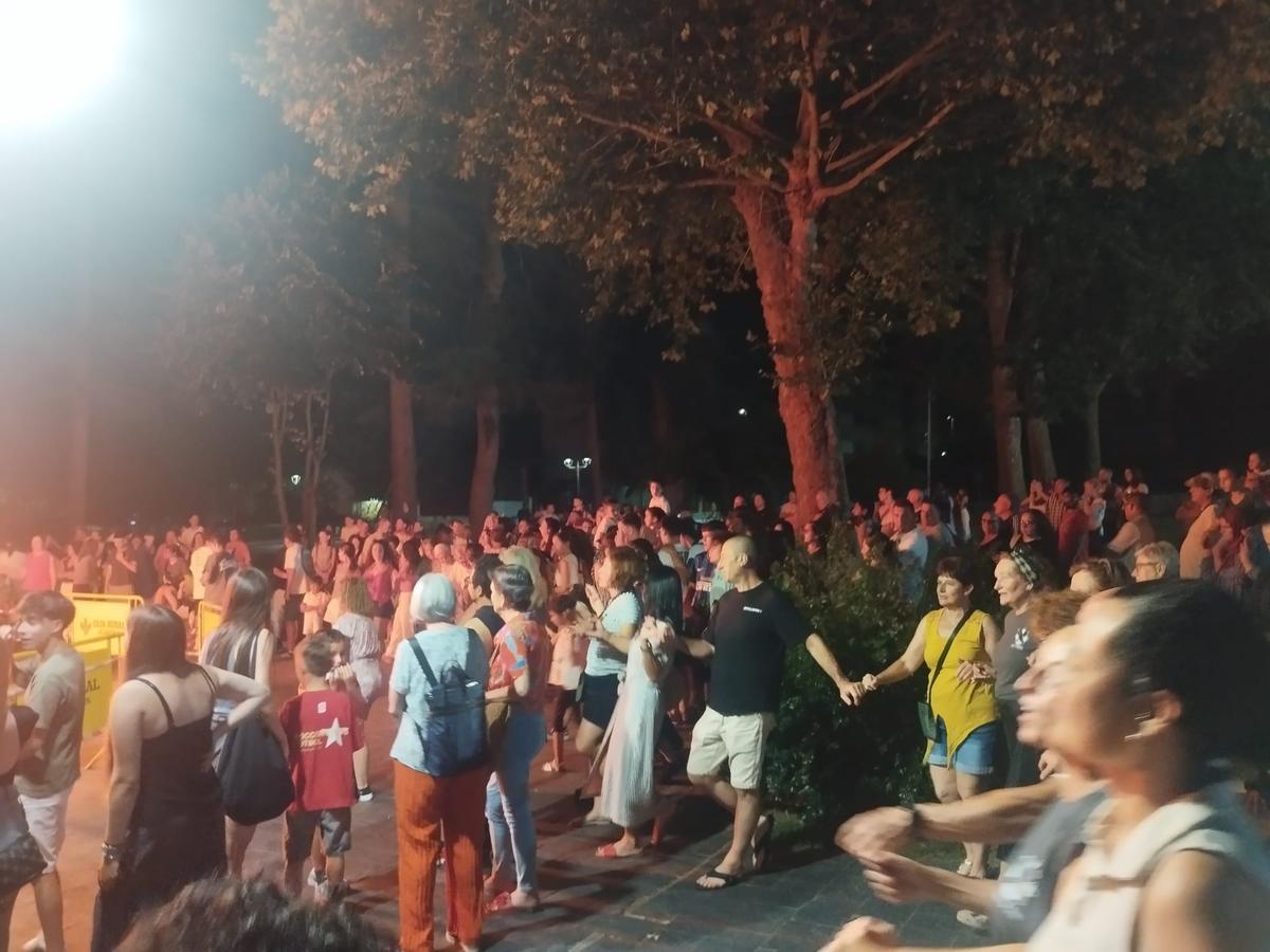 La hoguera de San Juan en Grado, en imágenes