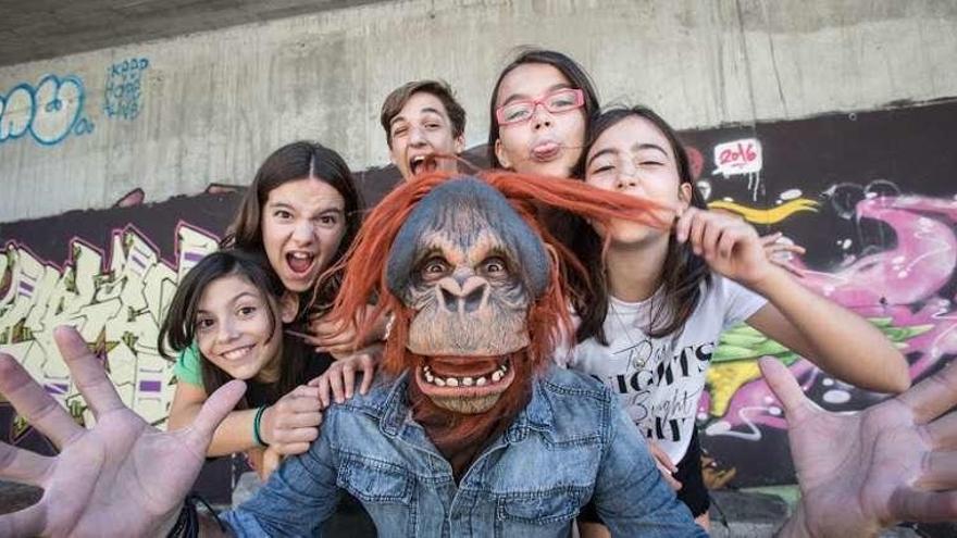 Furious Monkey House, sangre fresca  |  La demostración de que la música está viva. Un grupo de jóvenes de Pontevedra de 12 a 14 años, que se formó en una clase, y que aportan una mezcla fresca de rock y pop con la que han triunfado en toda España. &quot; Va a ser el único concierto que realicemos este verano porque estamos grabando el disco nuevo&quot;, avanzan. Tocarán el día 29, justo antes que Astarot.