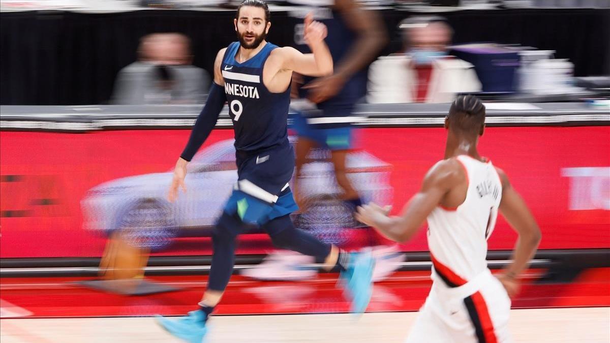 AME8305  PORTLAND (ESTADOS UNIDOS)  07 01 2021 - Ricky Rubio (i) de los Minnesota Timberwolves reacciona hoy  en un partido entre los Timberwolves y los Trail Blazers  en el Moda Center de Portland  Oregon (EE UU )  EFE  Soobum Im