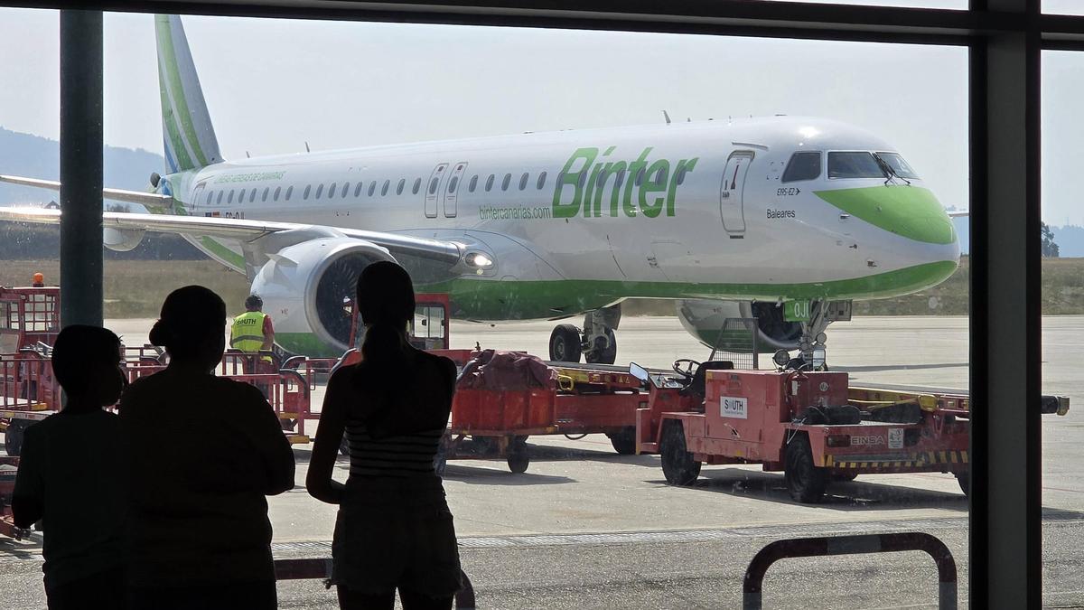 Un avión de Binter en el aeropuerto de Vigo antes de volar a Gran Canaria