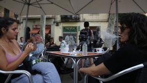 Clam de la restauració de Barcelona contra la prohibició de fumar a les terrasses