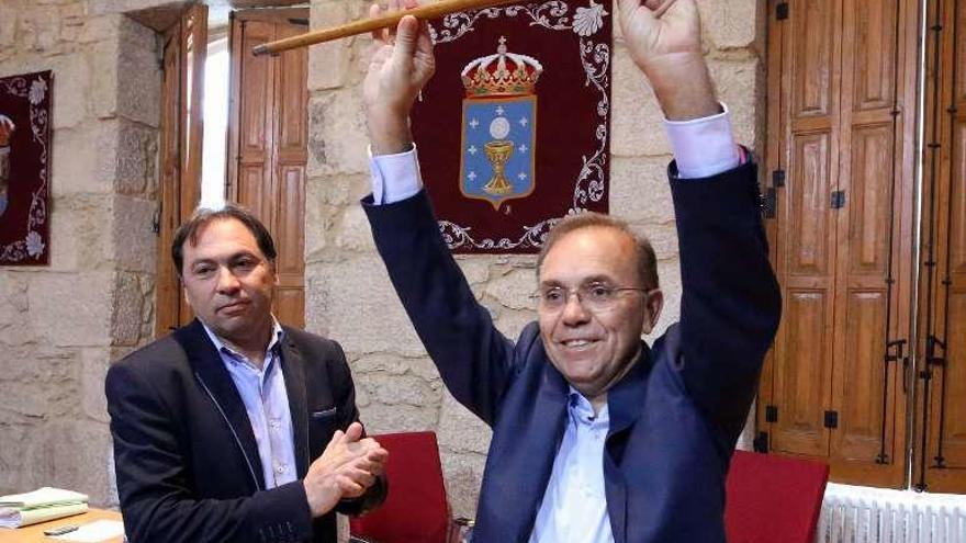 El alcalde saliente, Salvador González Solla, junto al nuevo, Xosé Represas, que levanta el bastón. // Alfredo Hernández