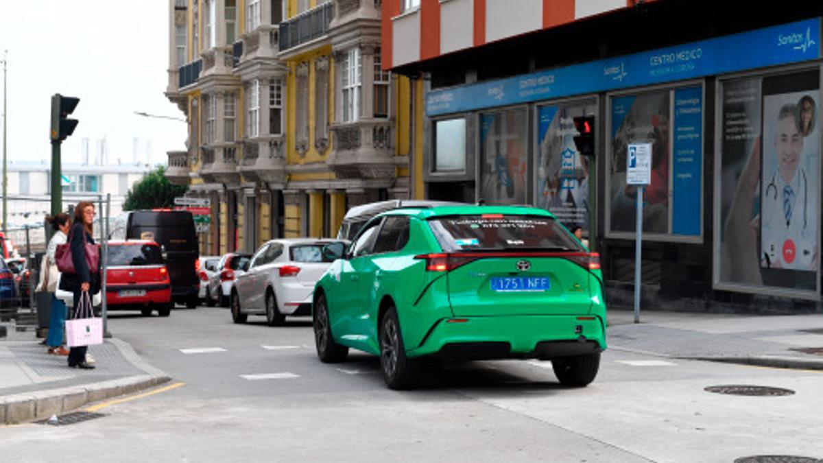 Vehículo de la empresa Bolt circulando por A Coruña.