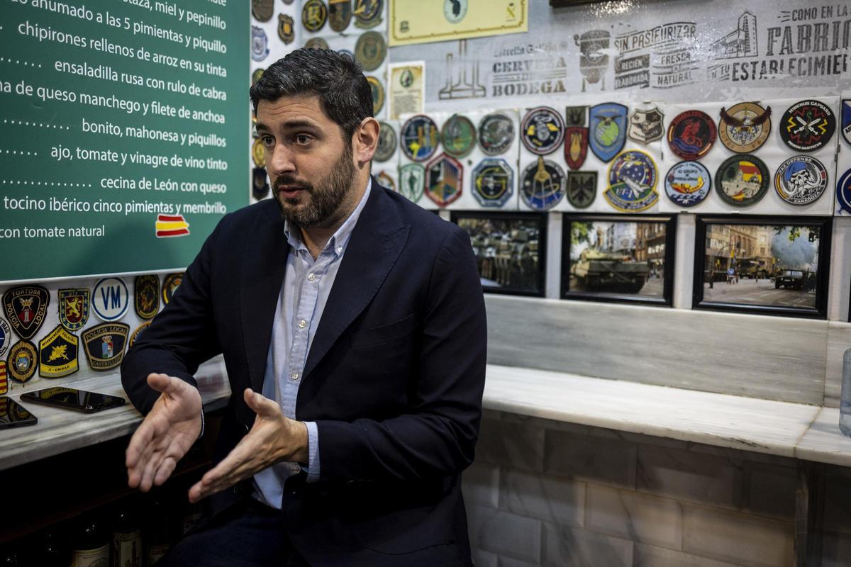 El candidato de Vox el 8F, Alejandro Nolasco, durante una entrevista en El Periódico de Aragón.