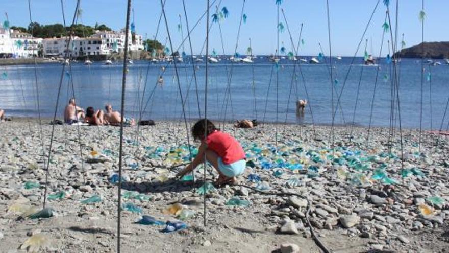 Un dels muntatges que s&#039;han instal·lat a la platja de Cadaqués dins del festival dedicat al surrealisme | ACN