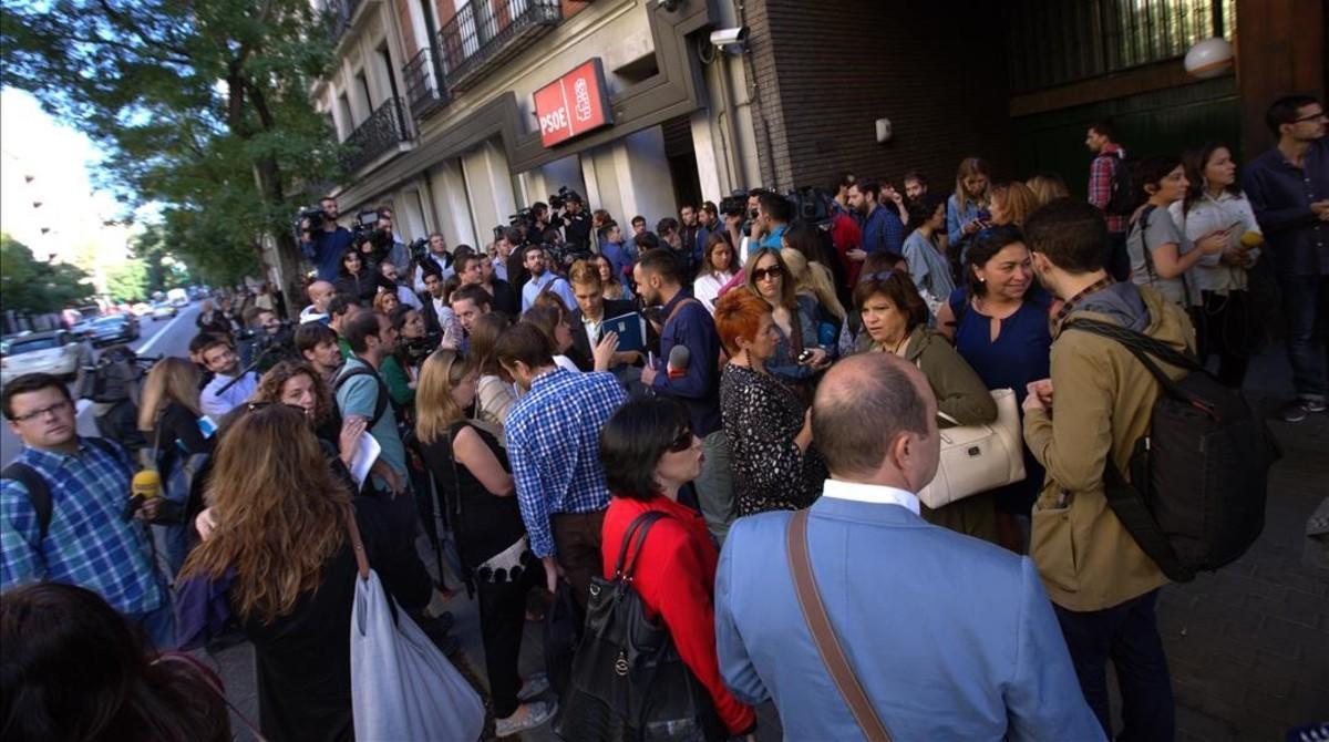 Una multitud se aglomera a las puertas de la sede del PSOE en Madrid. 