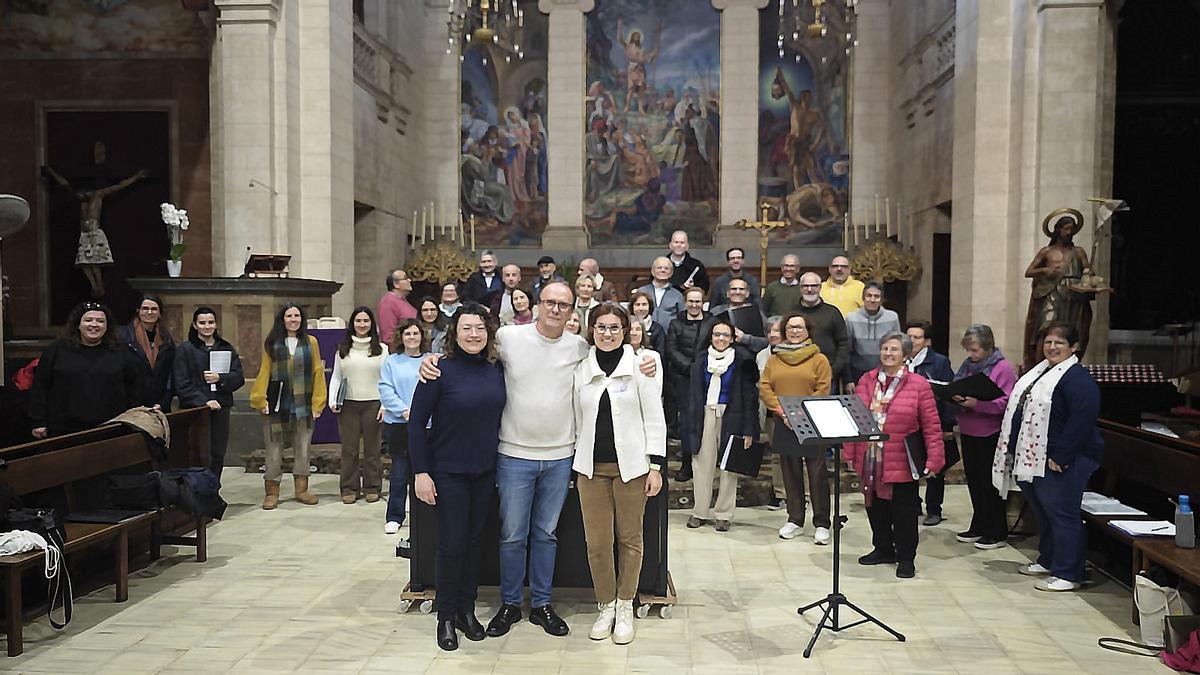 Francisca Rosselló, Joan Company y Joana Estelrich junto a la coral durante el ensayo de este fin de semana.
