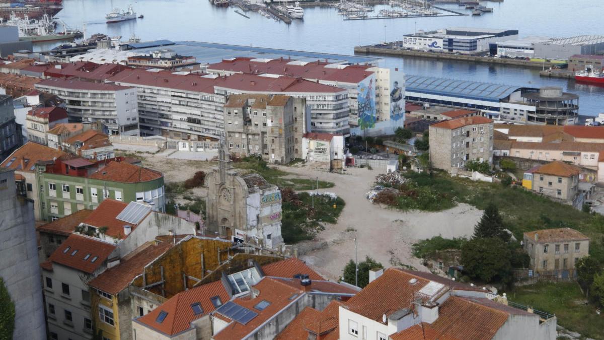 Vista general de las obras de derribo en el Barrio do Cura. / Alba Villar