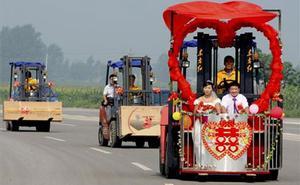 Una parella d’acabats de casar disfruta d’un passeig romàntic en un carretó elevador durant el seu casament a Xingtai (Xina).