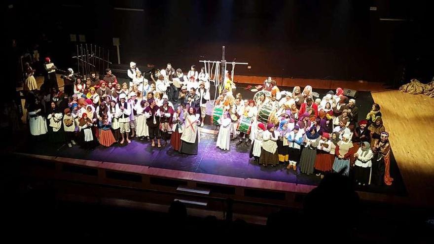 El equipo de Teatro de Ningures y los figurantes saludan al público al finalizar los actos. // G.Núñez