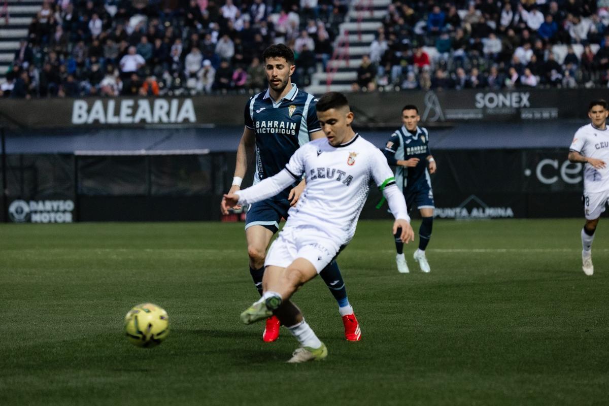 Jacobo González, durante el encuentro ante el Ceuta en el Alfonso Murube.