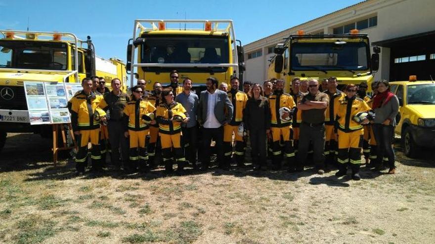 Minister Vidal mit den Feuerwehrleuten von Mallorca.