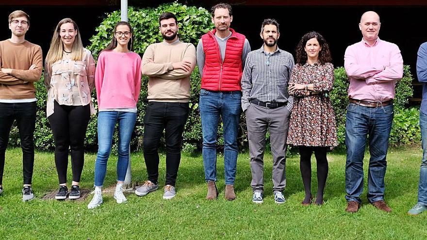 Pela izquierda, Luis Quirós, Alba Sánchez, Marina M. Ramos, Ramón Lecuna, Joaquín García, Vicente del Amo, Carmen Concellón, Sergio E. García y Alejandro Presa. | Universidá dUviéu