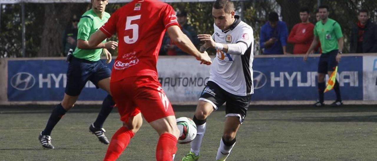 Héctor chuta a puerta durante el Llosetense-Alcoyano.