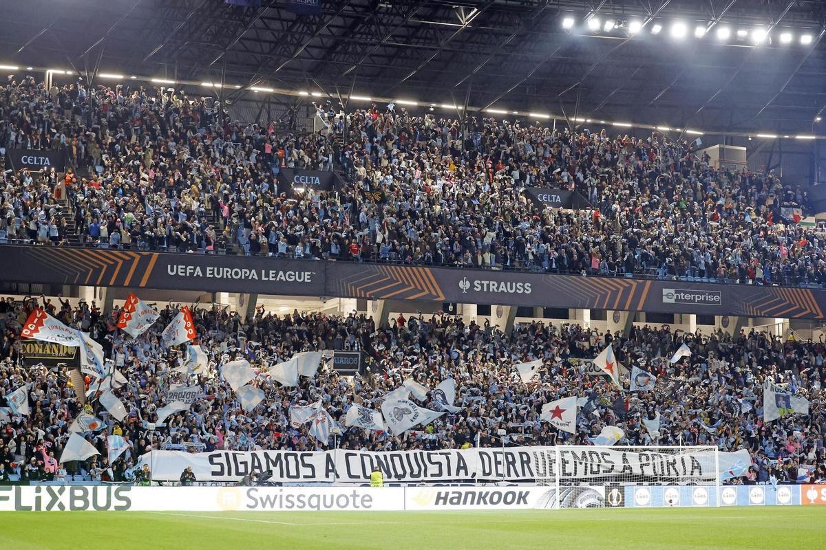 Grada de Marcador llena de aficionados celeste al inicio del partido Celta - Olympique de Lyon en Balaídos.