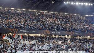 Grada de Marcador llena de aficionados celeste al inicio del partido Celta - Olympique de Lyon en Balaídos.