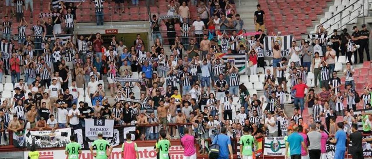 Jugadores y aficionados del Badajoz, en Las Gaunas en 2019.