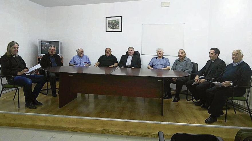 Reunión del obispo con sacerdotes del arciprestazgo Los Valles-Tábara durante la visita pastoral a Navianos.