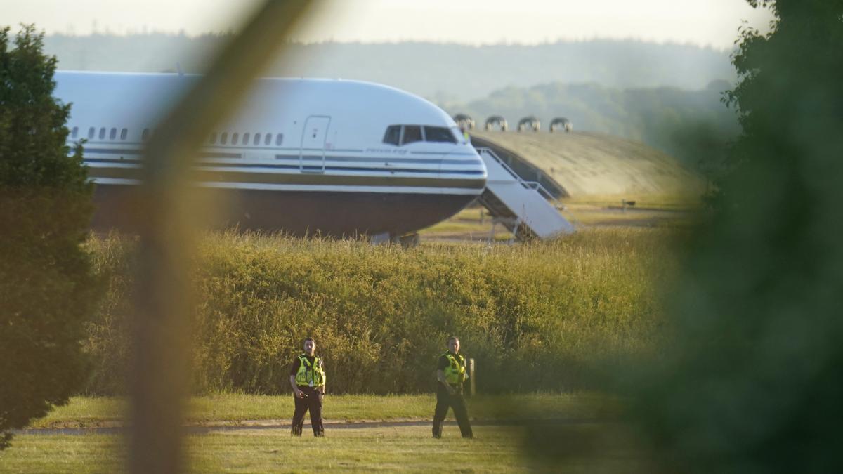 Avión preparado para el traslado de migrantes a Ruanda en junio de 2022.