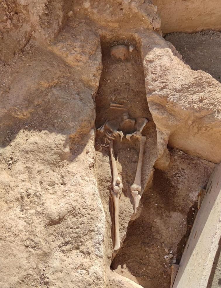 Los arqueólogos no han encontrado ningún objeto de ajuar funerario en las fosas.