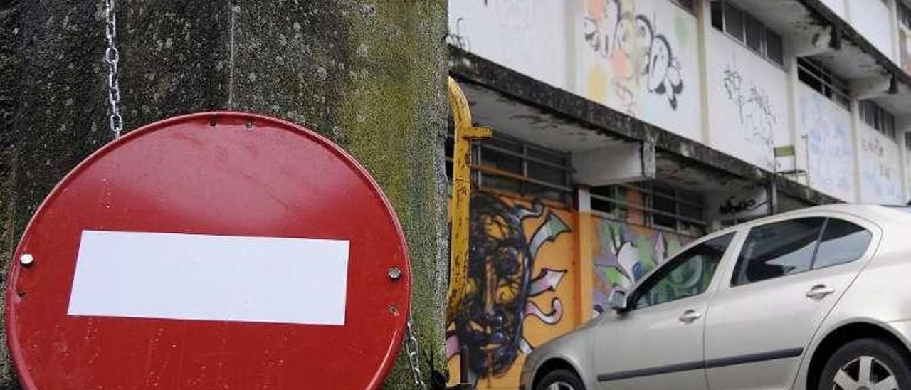 Una señal advierte de la prohibición de estacionamiento. // Bernabé/J.Lalín