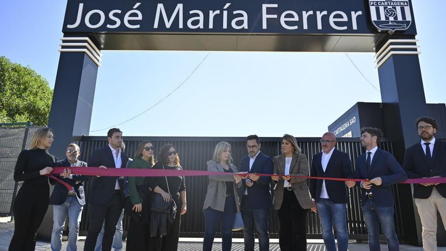 Paco Belmonte y la viuda de José María Ferrer cortan la cinta en presencia de la alcaldesa, Noelia Arroyo. A la derecha, visitando las instalaciones en construcción. | IVÁN URQUÍZAR