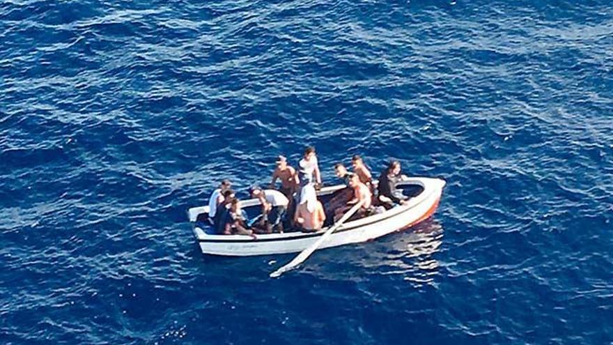 Imagen de ayer de los once migrantes que fueron localizados a 10 millas de la costa de Mallorca.