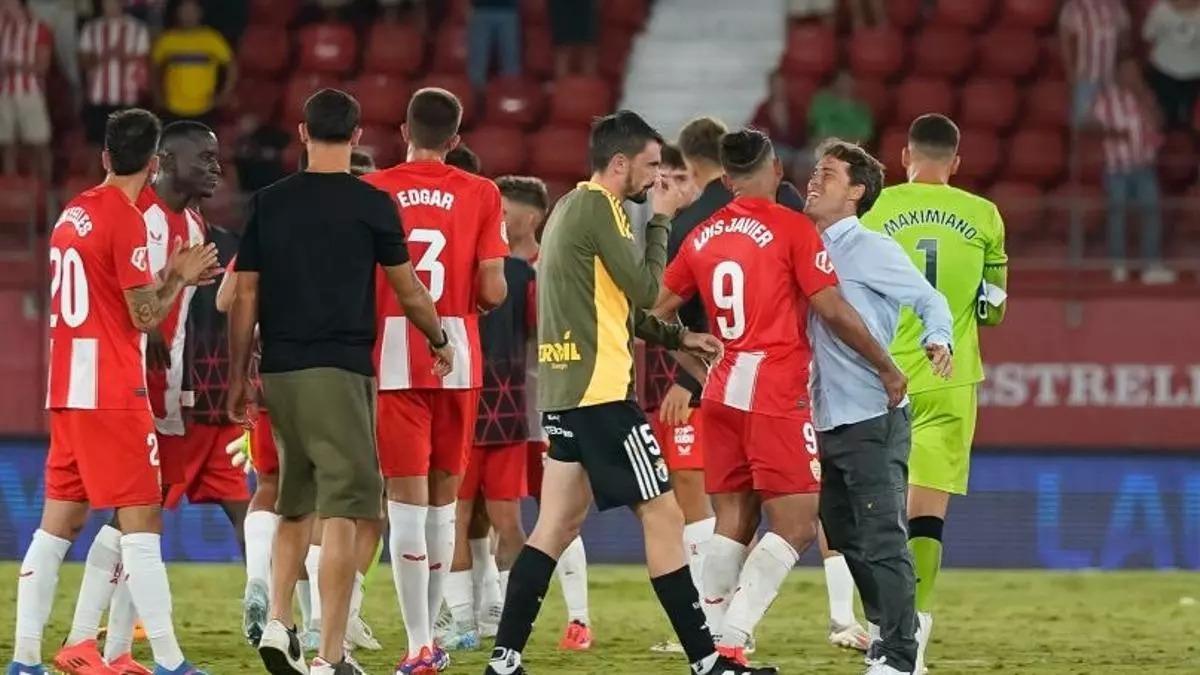Rubi felicita a Luis Suárez tras una victoria del Almería, esta temporada.