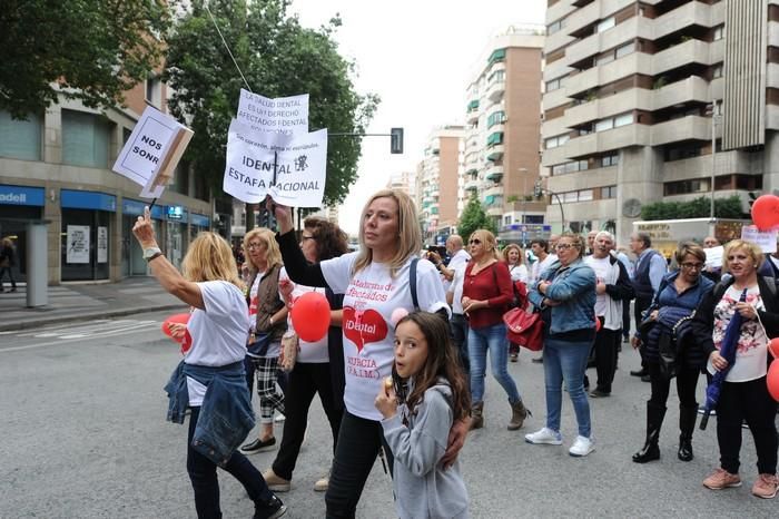 Manifestación de afectados por el cierre de iDenta