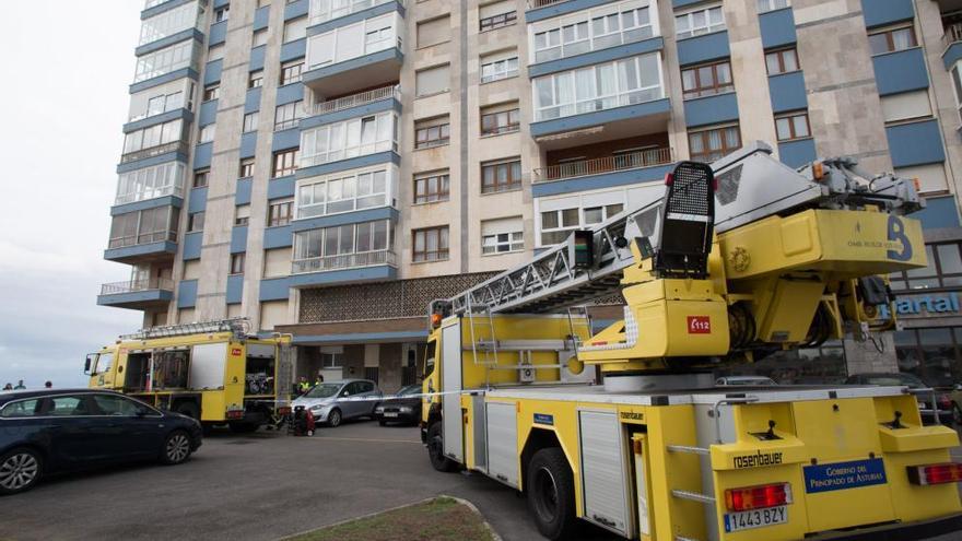 Dos camiones de bomberos, ayer, delante del edificio afectado por el incendio. | Ricardo Solís.