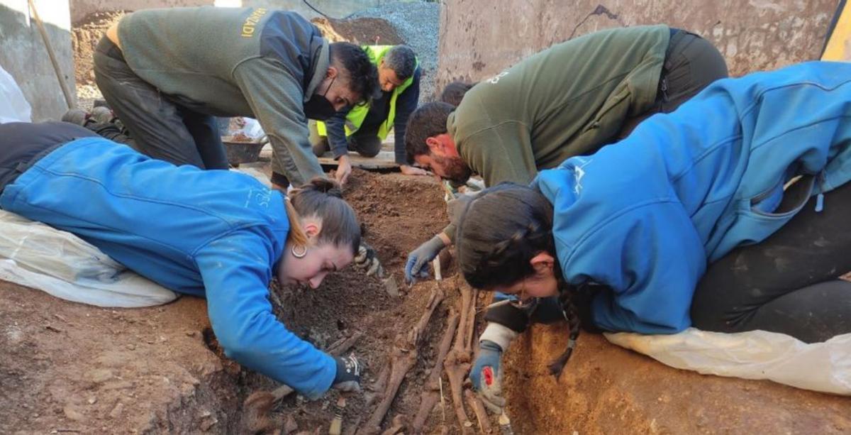 Tareas de exhumación en la fosa de Son Coletes (Manacor).