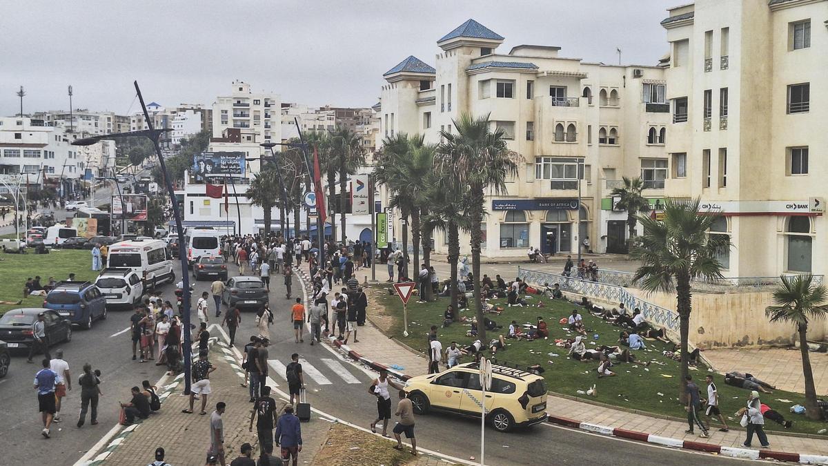 Migrants als carrers de Ceuta