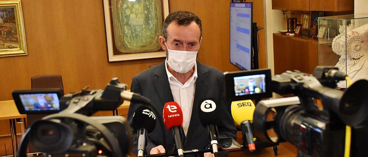 El alcalde de Elche, Carlos González, durante su comparecencia ayer en el Ayuntamiento para defender el trasvase.